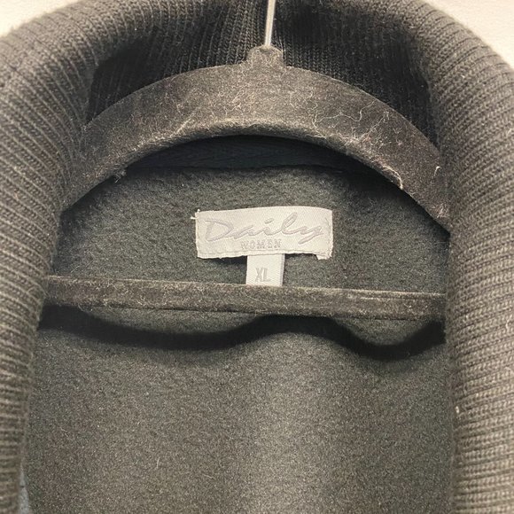 XL Daily Brand Women's Black Polyester Vest - Picture 3 of 5